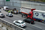 İstanbul'u kilitleyen kaza! 3 TIR ile bir araç birbirine girdi trafik durma noktasına geldi