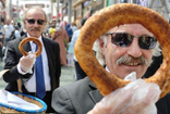 Takım elbise ile simit satıyor Bursa'da aylık kazancına bakın bu mümkün mü