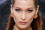 Bella Hadid yatağına uzandı iç çamaşırlarıyla poz verdi! Cüretkar pozlarıyla büyüledi