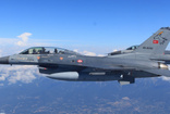 F-16 kokpitinde sürpriz isim! Kalkıştan hemen önceki hareketi onlara mı yaptı? Sessiz mesaj...