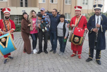 Çinli gelinini, oğlunu ve ilk kez gördüğü torununu mehter marşı ile karşıladı