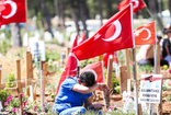 Depremin vurduğu şehirlerde hüzünlü bayram! Dualar edip, gözyaşlarına boğuldular