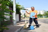 Muratpaşa Belediye başkanından empati gününde güzel jest! Süpürgesini alıp yolları süpürdü