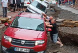 Samsun'u sel vurdu dehşete düşüren manzaralar! Yol çöktü, araçlar mahsur kaldı, evleri su bastı