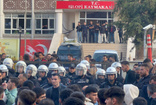 Kaymakamlığın önünde Kur'anı Kerim'i yırtıp küfretti! Linçten polis kurtardı, ilçe ayağa kalktı