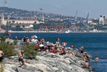 İstanbul'da sıcak havadan bunalanlar sahilde gezmeyi tercih etti