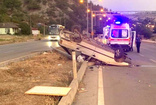 Amasya'da aydınlatma direğine çarpan otomobil takla attı