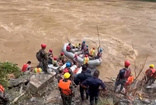 Nepal'de yolcu otobüsü nehre düştü: 27 kişi öldü