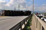 Şoförü arı soktu, TIR devrildi: Sürücü yaralandı, yol trafiğe kapandı