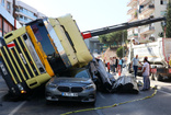 İzmir'de polisten kaçan tır otomobillerin üzerine devrildi