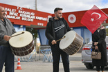 Şehit yakınları, FETÖ elebaşı Gülen'in ölüm haberini davul ve zurna eşliğinde kutladı