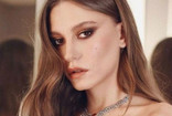 Güzel oyuncu Serenay Sarıkaya'nın yeni tasarımı olay! Ayakkabı mı çorap mı?
