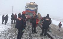 Kars'ta yük treni hemzemin geçitte otomobile çarptı 3 kişi öldü