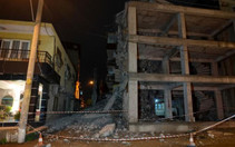 Yıkım sırasında kopan beton parçaları yandaki eve zarar verdi