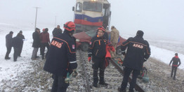 Kars'ta yük treni hemzemin geçitte otomobile çarptı 3 kişi öldü