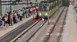 Bursa'da bir kişi tren gelirken rayların üzerine atladı