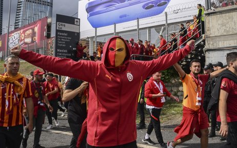 RAMS Park'ta toplanan Galatasaraylı taraftarlar, derbi için Kadıköy'e gitti