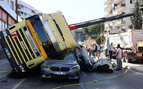 İzmir'de polisten kaçan tır otomobillerin üzerine devrildi