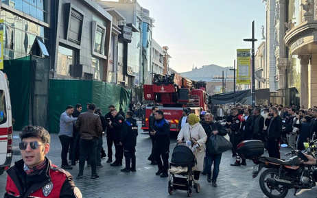 Güngören'de bina yıkımı sırasında facia! 2 işçi göçük altında kaldı