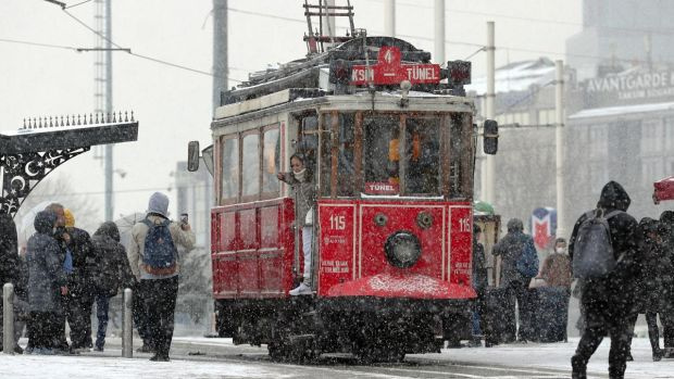 İstanbul kar yağışına doyacak; Sıcaklık fena düşecek!